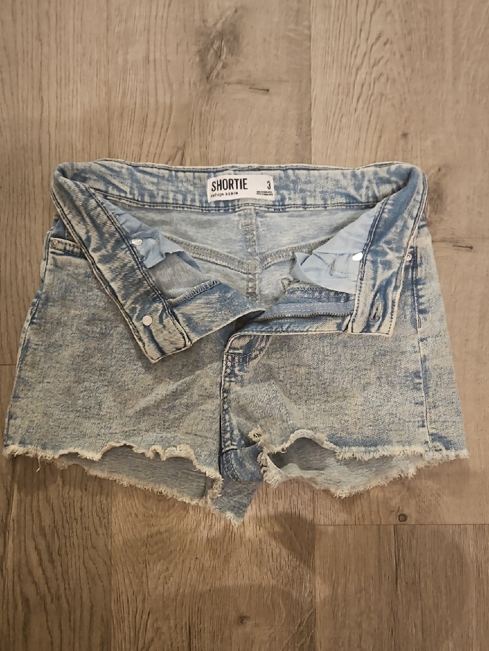 refuge Light Acid Wash Denim Shortie Shorts